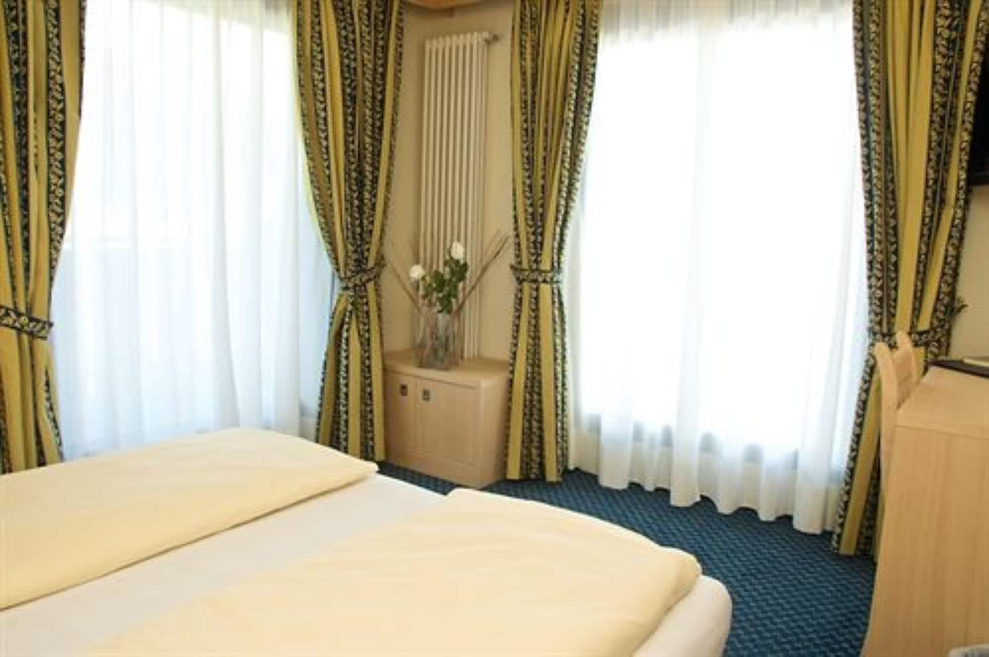 Alexander Charme Hotel ลีวินโญ ภายนอก รูปภาพ