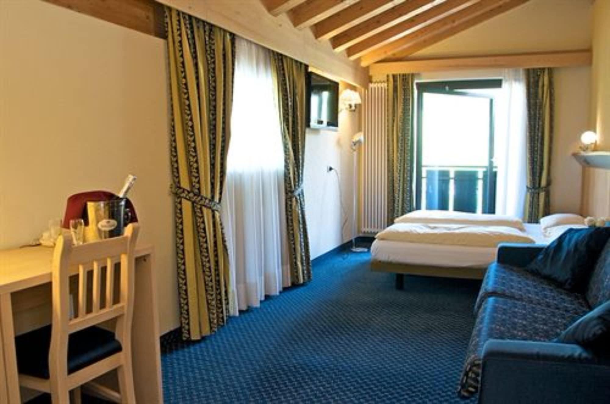 Alexander Charme Hotel ลีวินโญ ภายนอก รูปภาพ